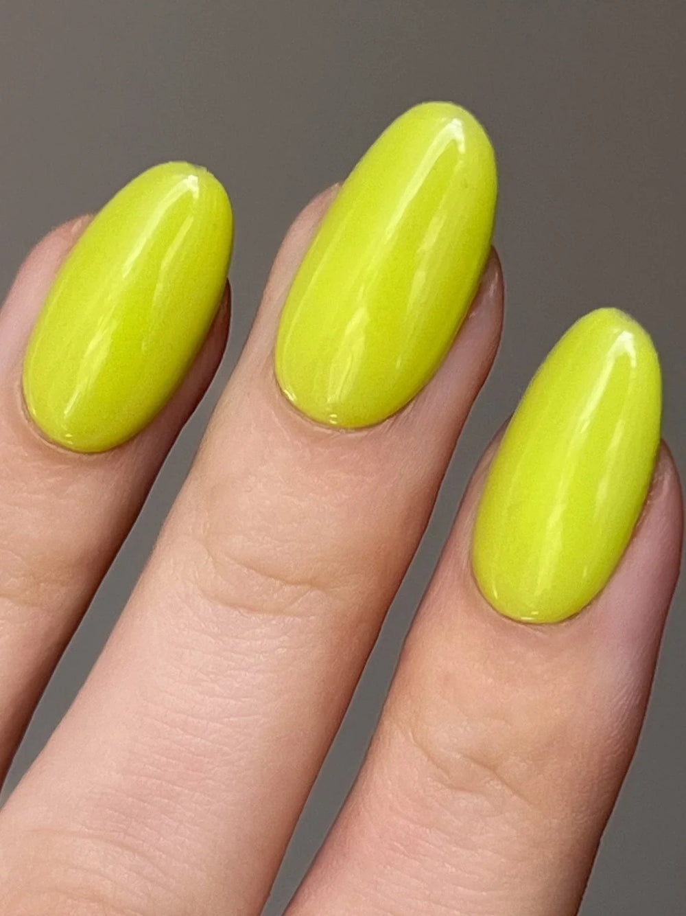 Neon Yellow en la mano