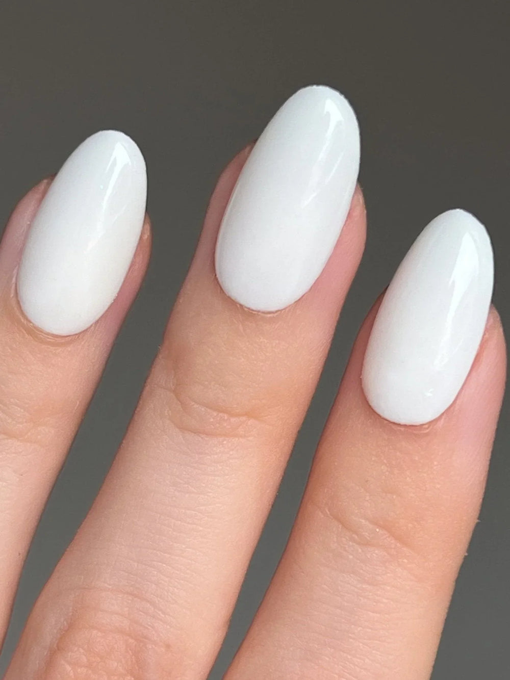 Crystal White en la mano