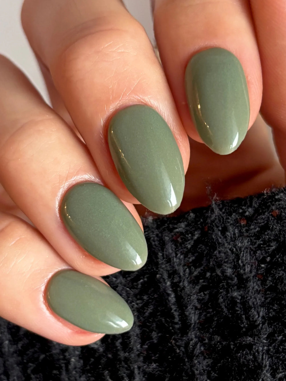 Warm Olive en la mano