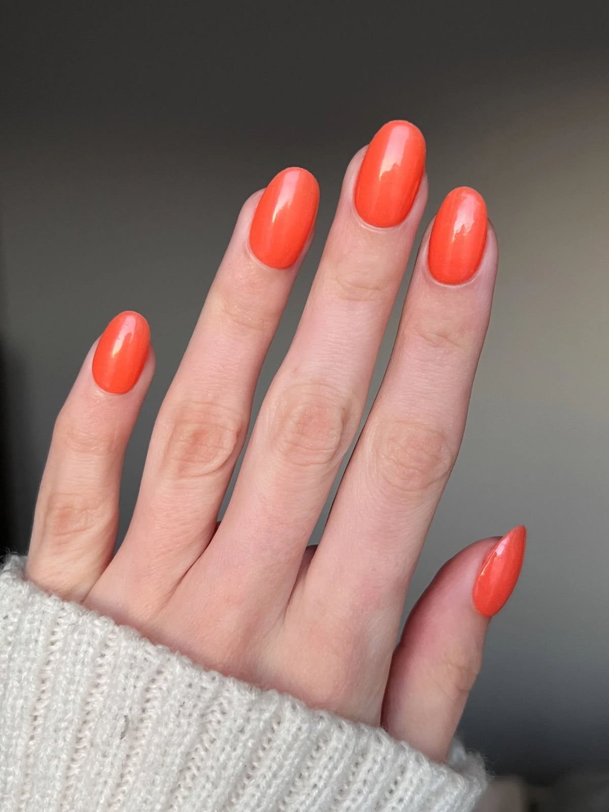 Neon Orange en la mano