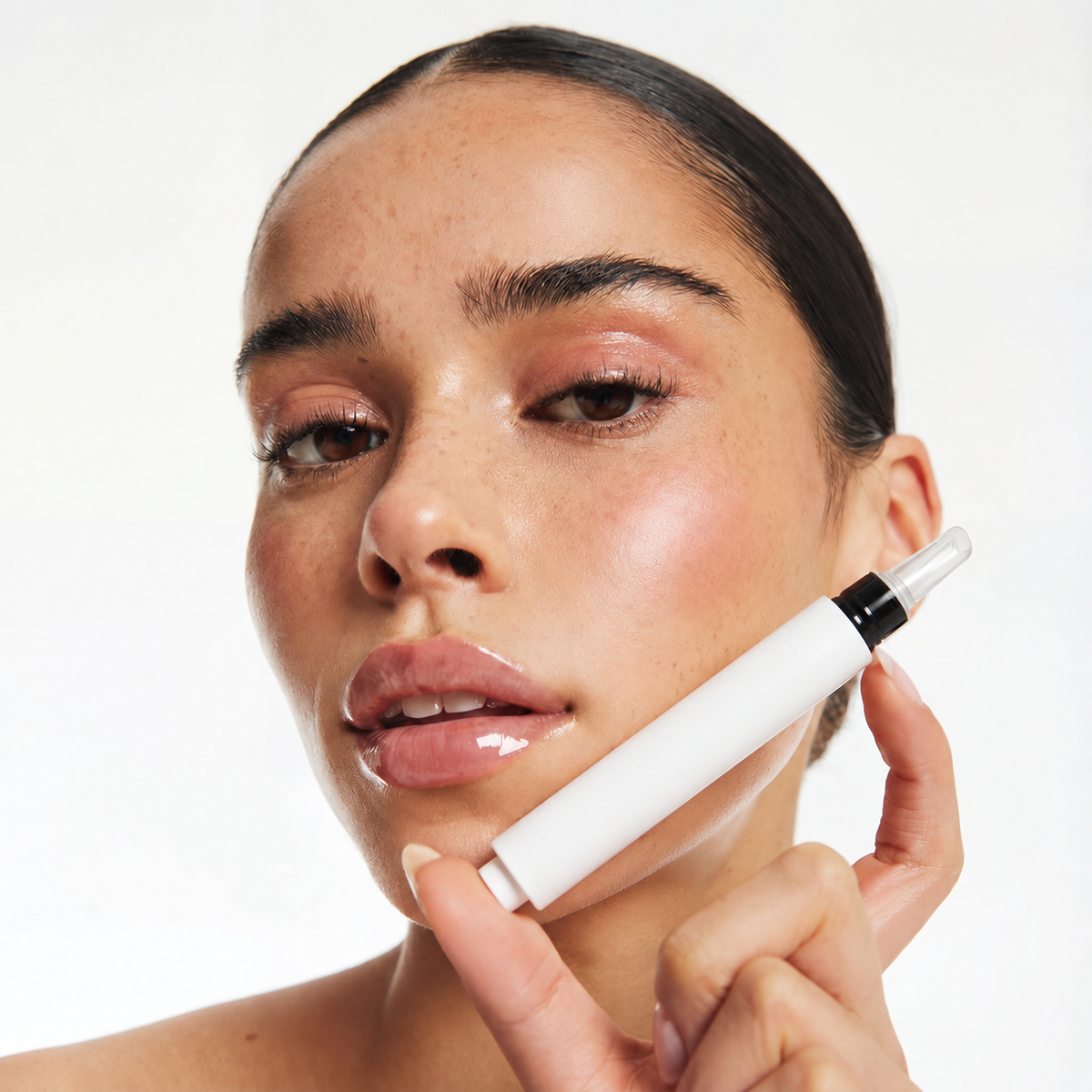 Mujer con sérum, rutina de belleza Coralia